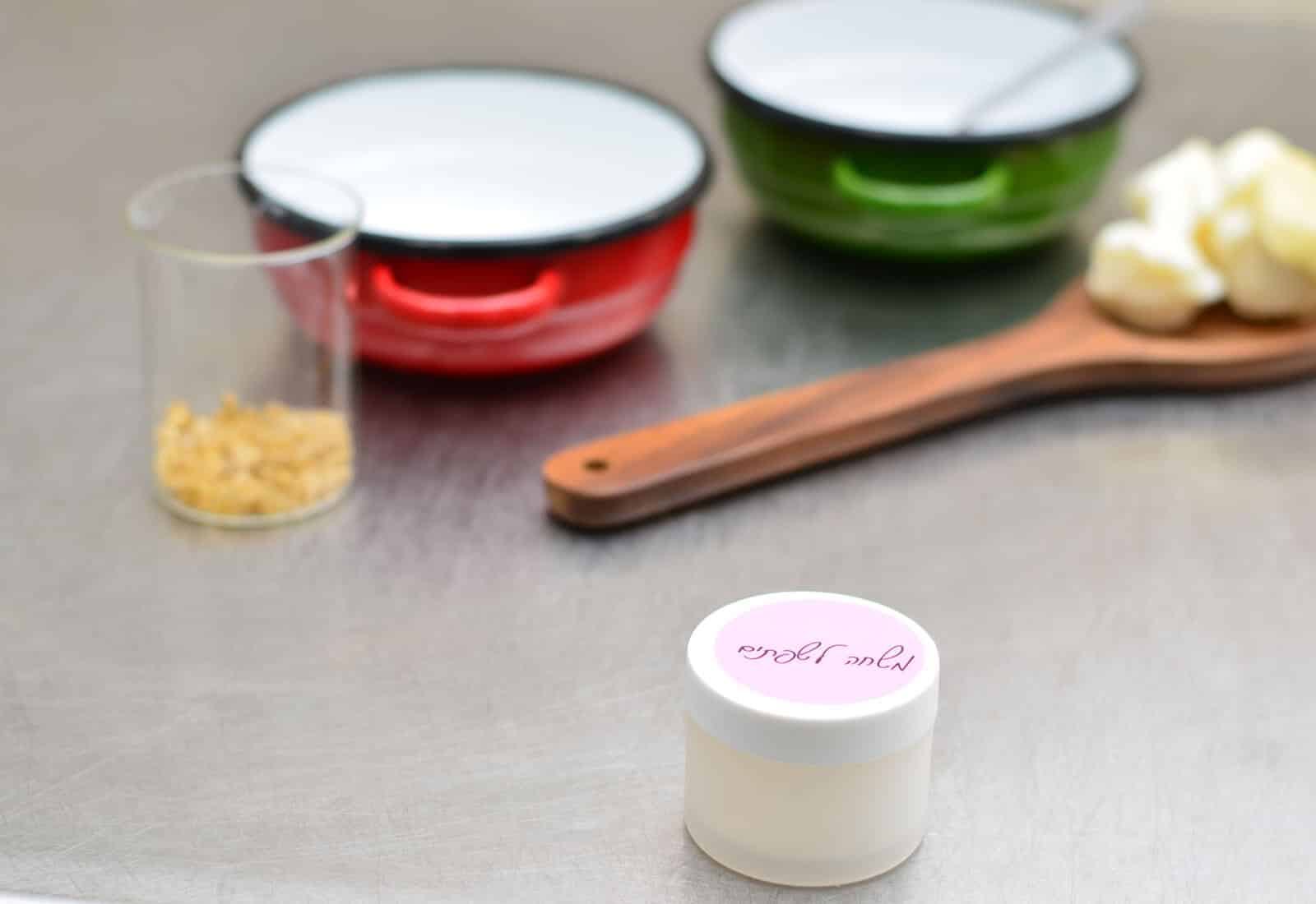 You are currently viewing בואי להכין משחת שפתיים בעצמך! (או: למה תוצרי נפט על השפתיים זה "לא משהו"?)