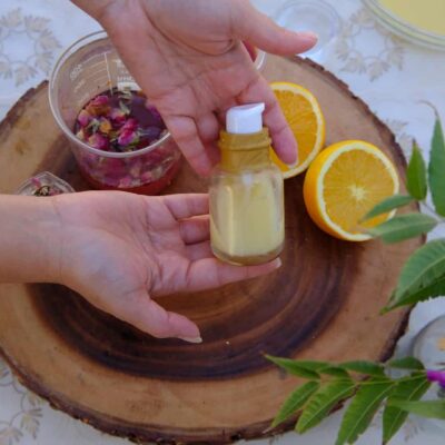 איך להכין בבית סרום ויטמין C מגניב לעור זוהר, רך חלק ונעים