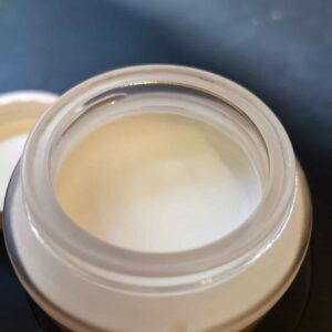 דאודורנט טבעי במרקם קרמי, ללא ניחוח, אלומיניום וסודה לשתייה